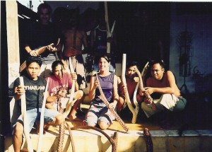 Op Bali zijn deze houtsnijdwerkers bezig met het snijden van hout voor het kunstwerk Natuurlijk, Natuurlijk (zie exposities).